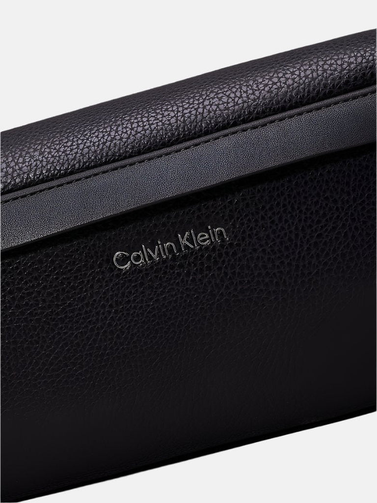 Calvin Klein crna muška torba s teksturnim uzorkom-[SKU]