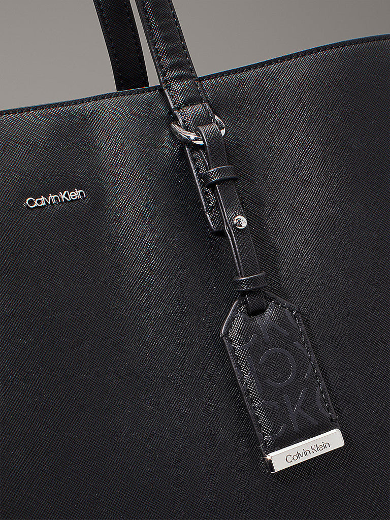Calvin Klein crna ženska torba sa elegantnim remenom-[SKU]