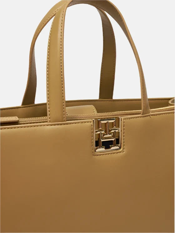 Tommy Hilfiger smeđa ženska torba s elegantnim remenom-[SKU]
